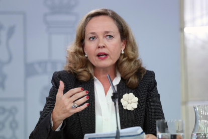 La ministra en funciones de Economía y Empresa, Nadia Calviño, en la rueda de prensa posterior al Consejo de Ministros.