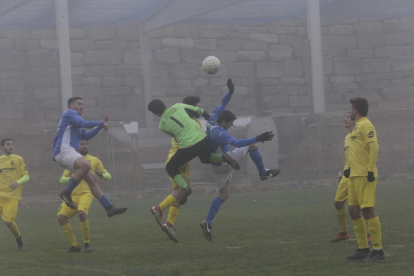 El partido fue muy igualado y entretenido pese a la niebla reinante.