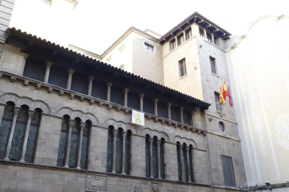El lazo amarillo colgado en la fachada de la Paeria.