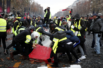 Los manifestantes contra el alza de los carburantes montaron barricadas en las calles de París.