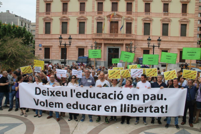 Profesores y sindicalistas se manifestaron ayer delante de la subdelegación del Gobierno. 