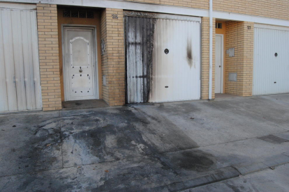 Vista de la entrada del garaje de la casa de Sidamon, donde se inició el fuego la noche del miércoles. 