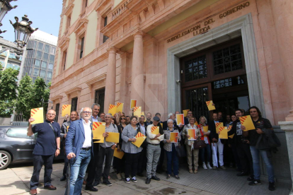 Alcaldes d'ERC, aquest divendres a la subdelegació del govern espanyol.