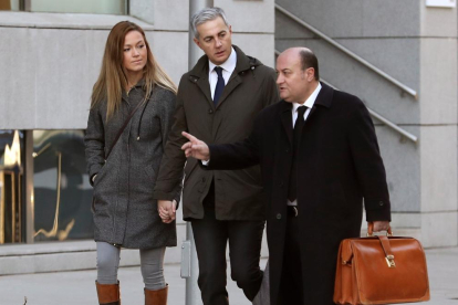 L'exsecretari general del PP valencià Ricardo Costa acompanyat per la seva parellai el seu advocat a la seva arribada avui a l'Audiència Nacional