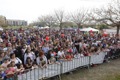 Decenas de personas se congregaron ayer para participar en la fiesta en el Parc de l’Aigua. 