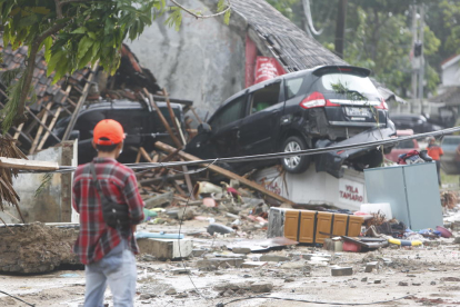 Resultat del pas del tsunami per una zona costanera a l’estret de Sonda, a Indonèsia, ahir.