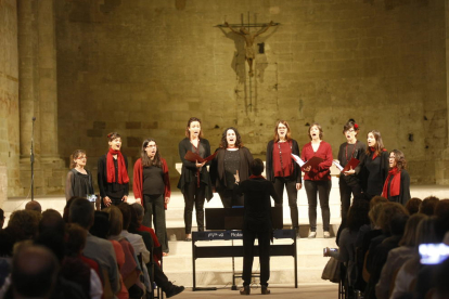 Un moment del concert coral que va tenir lloc ahir a la nau central de la Seu Vella de Lleida.