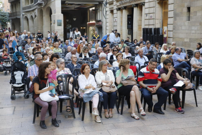 La plaza Paeria congregó ayer a un numeroso público en el concierto del conjunto O Val das Mouras.