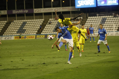 Juanto Ortuño, muy activo todo el partido, intenta un remate de chilena, que no logró conectar, ante la mirada del defensor castellonense Ramón Bueno.