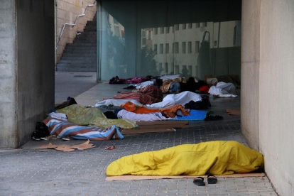 Una veintena de temporeros duermen cada noche bajo la cubierta del centro cívico de l’Ereta.