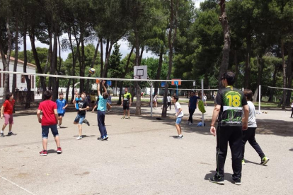 La campanya Voleibolitza’t del Balàfia Vòlei arriba al col·legi Claver