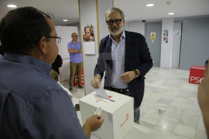 Fèlix Larrosa vota a les primàries del PSC de Lleida