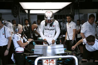 Hamilton, ahir al box que l’equip Mercedes utilitza al circuit francès Paul Ricard.
