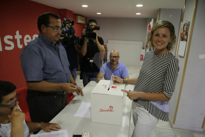 Montse Mínguez vota a las primarias del PSC de Lleida