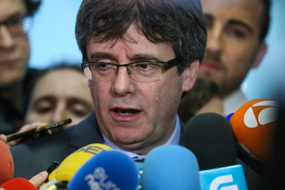 Puigdemont atén els mitjans després de la seua reunió amb Torrent