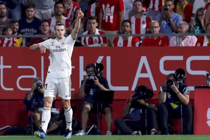 Gareth Bale celebra el tercer tanto del Madrid, con el que sentenciaba el encuentro en Montilivi.