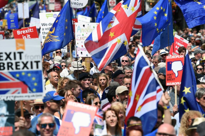 Miles de manifestantes reclamaron ayer en Londres poder votar sobre los términos del Brexit con la Unión Europea.