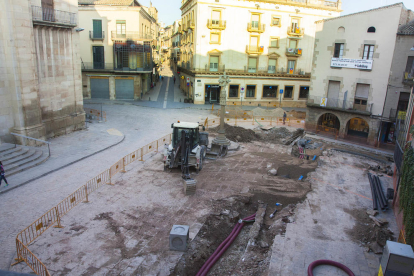 Vista general de les obres a la plaça Major de Tàrrega, que van començar la setmana passada.