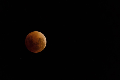 Arriba, imagen de archivo de un eclipse lunar. Abajo, secuencia del que tuvo lugar en 2007.