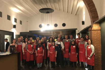 Foto de família dels participants, ahir al taller gastronòmic a La Boscana de Bellvís.