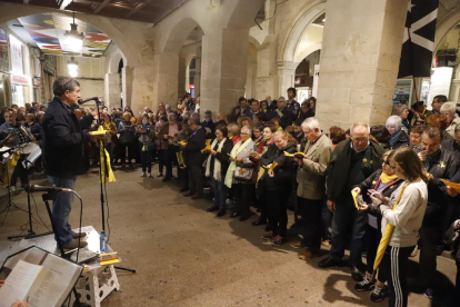 Independentistes cremen fotografies de Felip VI, ahir, a Lleida.