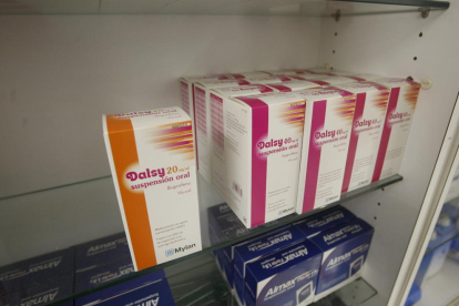 Una estantería de una farmacia con solo un paquete de Dalsy 20mg/ml. En cambio, de 40 hay varios.