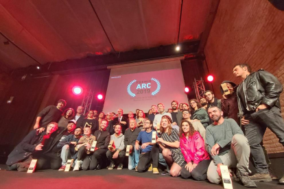 Foto de la majoria dels guardonats, amb Toni Revés (Cafè del Teatre), el 1r per la dreta ajupit.
