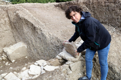 L’arqueòloga Cristina Belmonte mostra una conducció d’aigua.