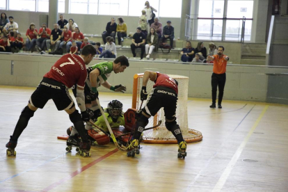  Dos jugadors de l’Alpicat pressiona el porter de l’Alcobendas en una acció del partit d’ahir. 