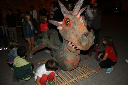 Una de las figuras del bestiario popular catalán participante el sábado en la Dinogresca de Isona. 