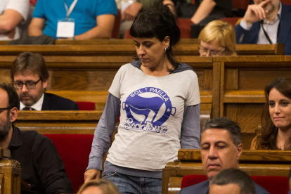 La exdiputada de la CUP, Anna Gabriel, durante un pleno en el Parlament de Catalunya.