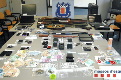 Imagen de la droga dinero, teléfonos y otro material incautado por los Mossos a la red criminal. 
