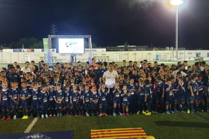 Foto de familia de jugadores, entrenadores, directivos y autoridades ayer durante la presentación oficial de la temporada del Mig Segrià.
