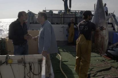 Alberto Chicote en l’enregistrament del reportatge, al discutir al vaixell amb un dels responsables.