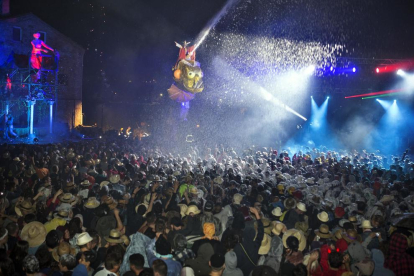 El público enfervorecido en el momento cumbre del espectáculo del Aquelarre, la ‘Escorreguda’ del Mascle Cabró en Cal Racó.