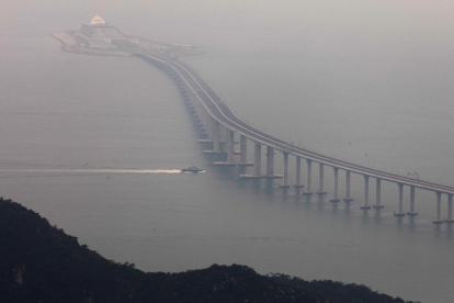 Vista del puente, que conecta Hong Kong y las poblaciones chinas de Zhuhai y Macau. 