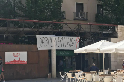 Una de las pancartas con el lema “Despertem Lleida?” que aparecieron ayer en la ciudad.