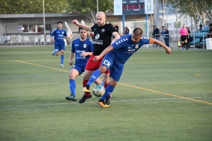 Un jugador de l’Alpicat pugna amb un contrari per la pilota, ahir durant el partit.