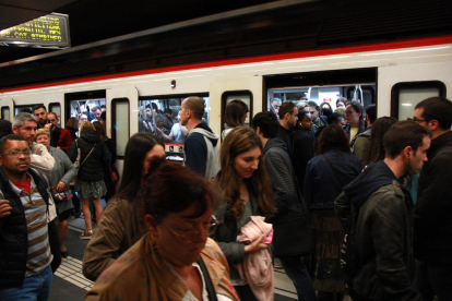 El metro de Barcelona, de gom a gom en la primera jornada de vaga