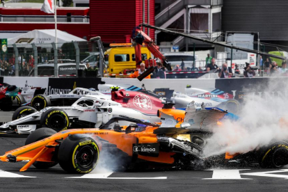 Aquest accident a l’inici de la carrera va provocar la retirada de Fernando Alonso, que va ser envestit per Nico Hülkenberg.