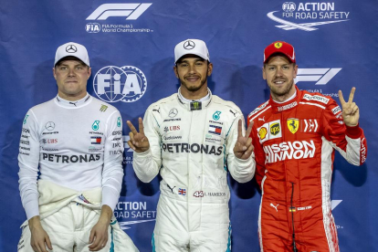 Hamilton, flanquejat pel seu company Bottas i Sebastian Vettel.