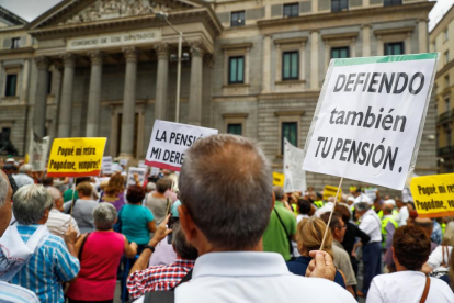 Concentració de pensionistes davant del Congrés dels Diputats, ahir.