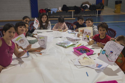 Decenas de niños participaban ayer en los talleres de dibujo de temática navideña. 