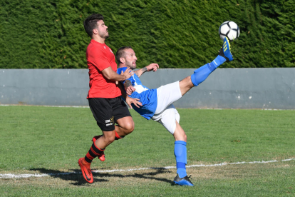 Un jugador de l’EFAC disputa la pilota amb un jugador rival en un moment del partit.