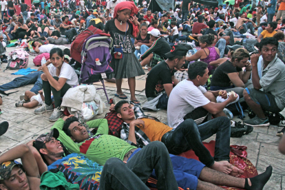 Migrants hondurenys descansant a Mèxic, dilluns.