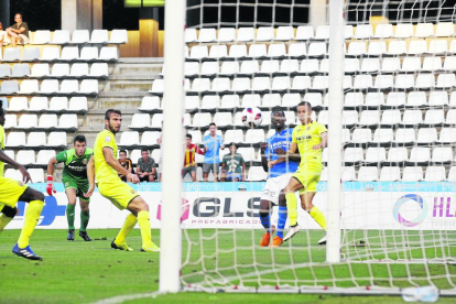 Mousa, en el moment que marcava el gol que va obrir el marcador, davant de la mirada dels defenses del Vila-real B, ahir al Camp d’Esports.