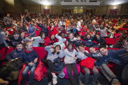 El Gran Teatre de la Passió es va omplir ahir de joves escolars al concert pedagògic del festival.