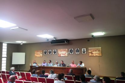 La asamblea de regantes de Pinyana se celebró ayer en la casa canal, en Lleida.