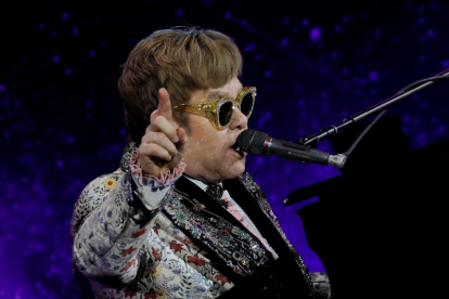 El cantant i compositor anglès Elton John va actuar ahir durant una roda de premsa a Nova York.