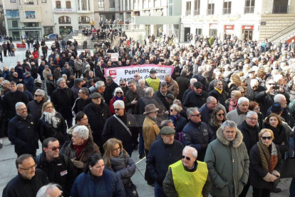 Un moment de la concentració de pensionistes a la plaça Sant Joan de Lleida.
